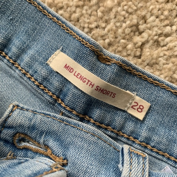 Levi’s Mid Length Shorts - Picture 3 of 3